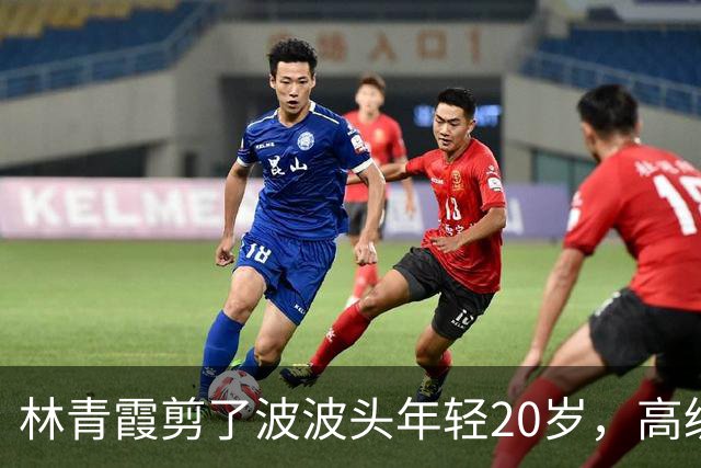 林青霞剪了波波头年轻20岁，高级灰连衣裙+红鞋，完全没有大妈味